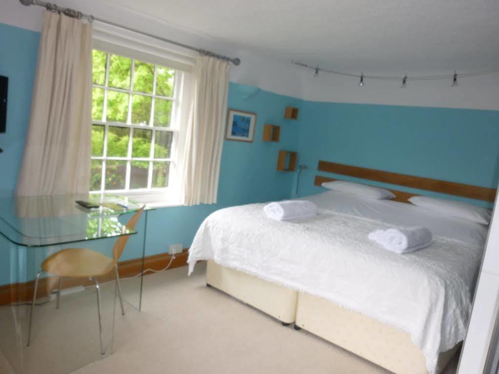 เดอะ ไวท์ เฮาส์ Bed & Breakfast Takeley ภายนอก รูปภาพ