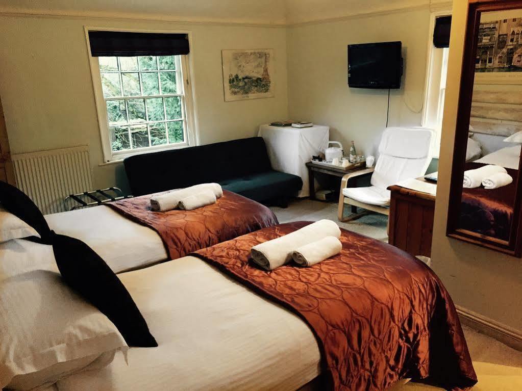 เดอะ ไวท์ เฮาส์ Bed & Breakfast Takeley ภายนอก รูปภาพ