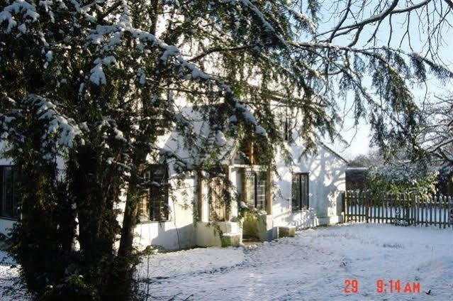 เดอะ ไวท์ เฮาส์ Bed & Breakfast Takeley ภายนอก รูปภาพ